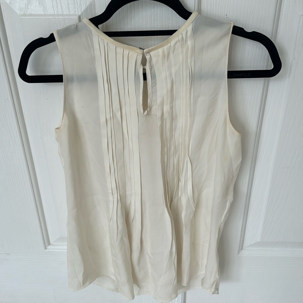Elie Tahari XS sleeveless cream blouse with small keyhole opening/pleating